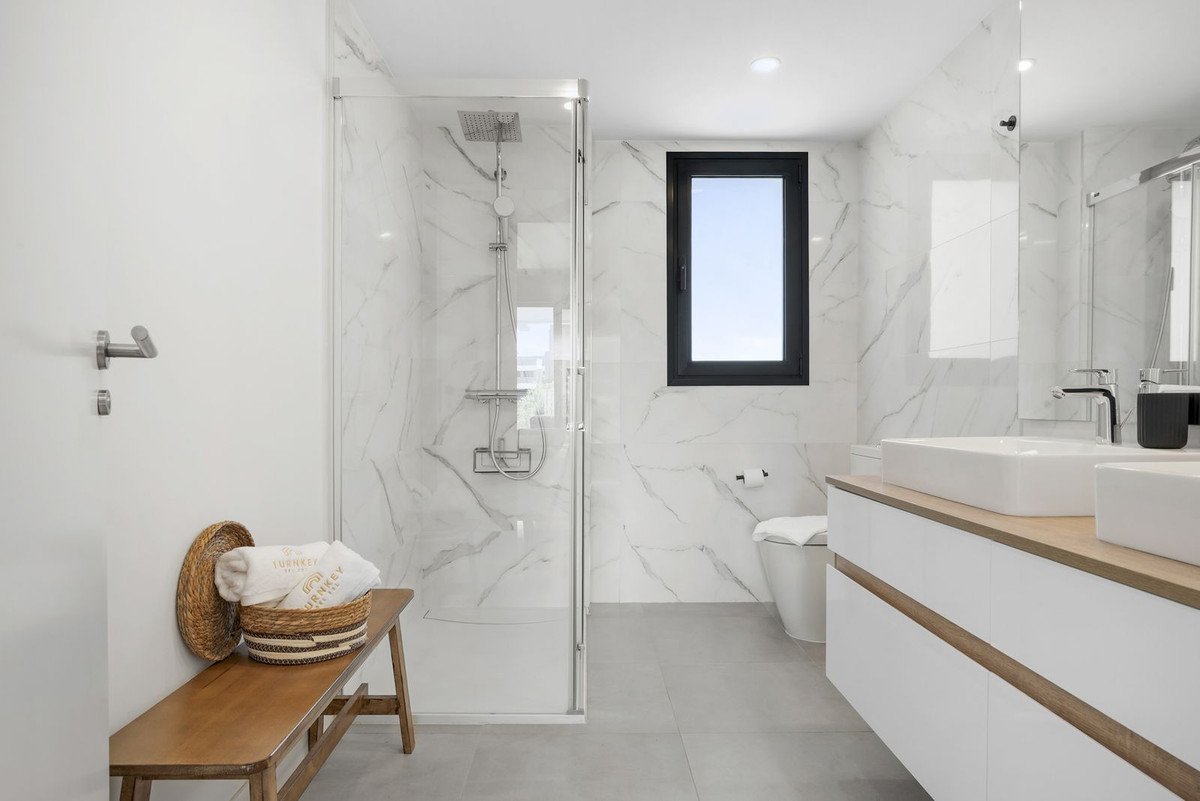 3 Bed Middle Floor Apartment in Selwo