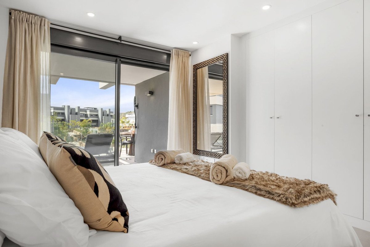 3 Bed Middle Floor Apartment in Selwo