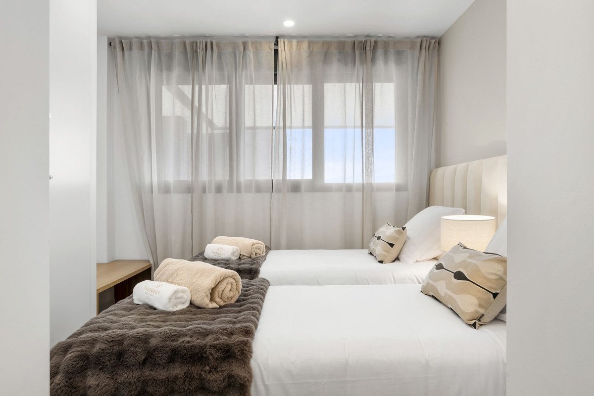 3 Bed Middle Floor Apartment in Selwo