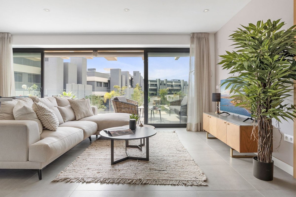 3 Bed Middle Floor Apartment in Selwo