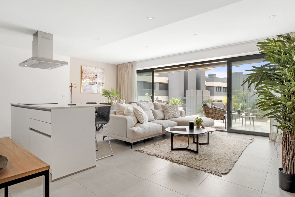 3 Bed Middle Floor Apartment in Selwo