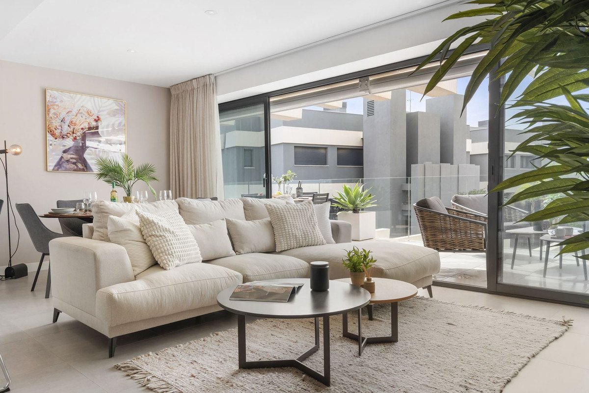 3 Bed Middle Floor Apartment in Selwo