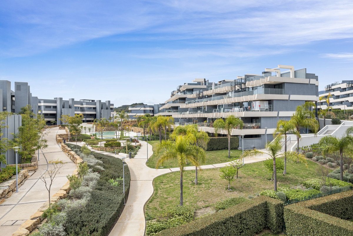 3 Bed Middle Floor Apartment in Selwo