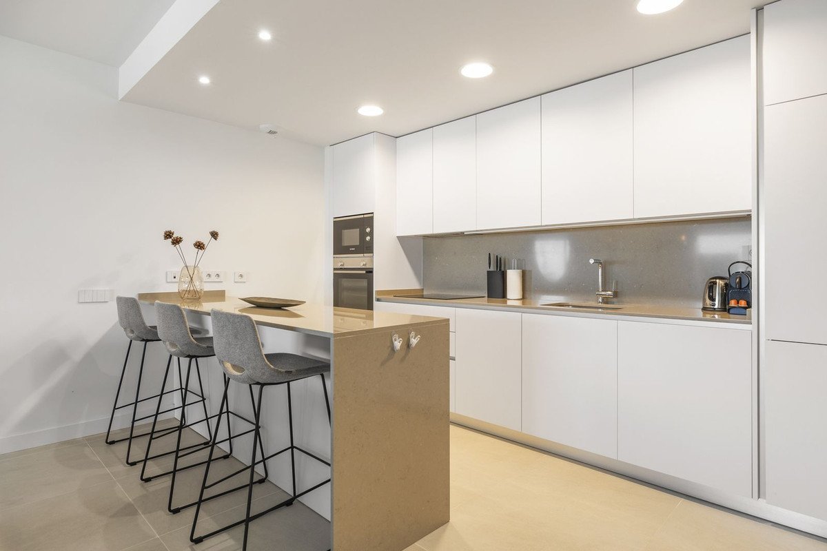 2 Bed Middle Floor Apartment in Estepona