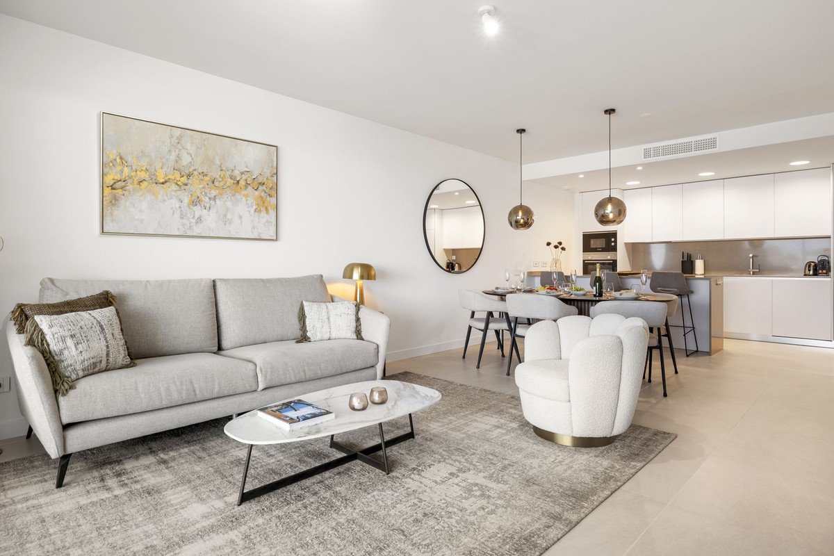 2 Bed Middle Floor Apartment in Estepona