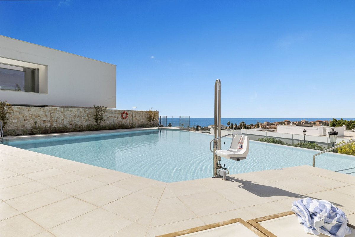 2 Bed Middle Floor Apartment in Estepona