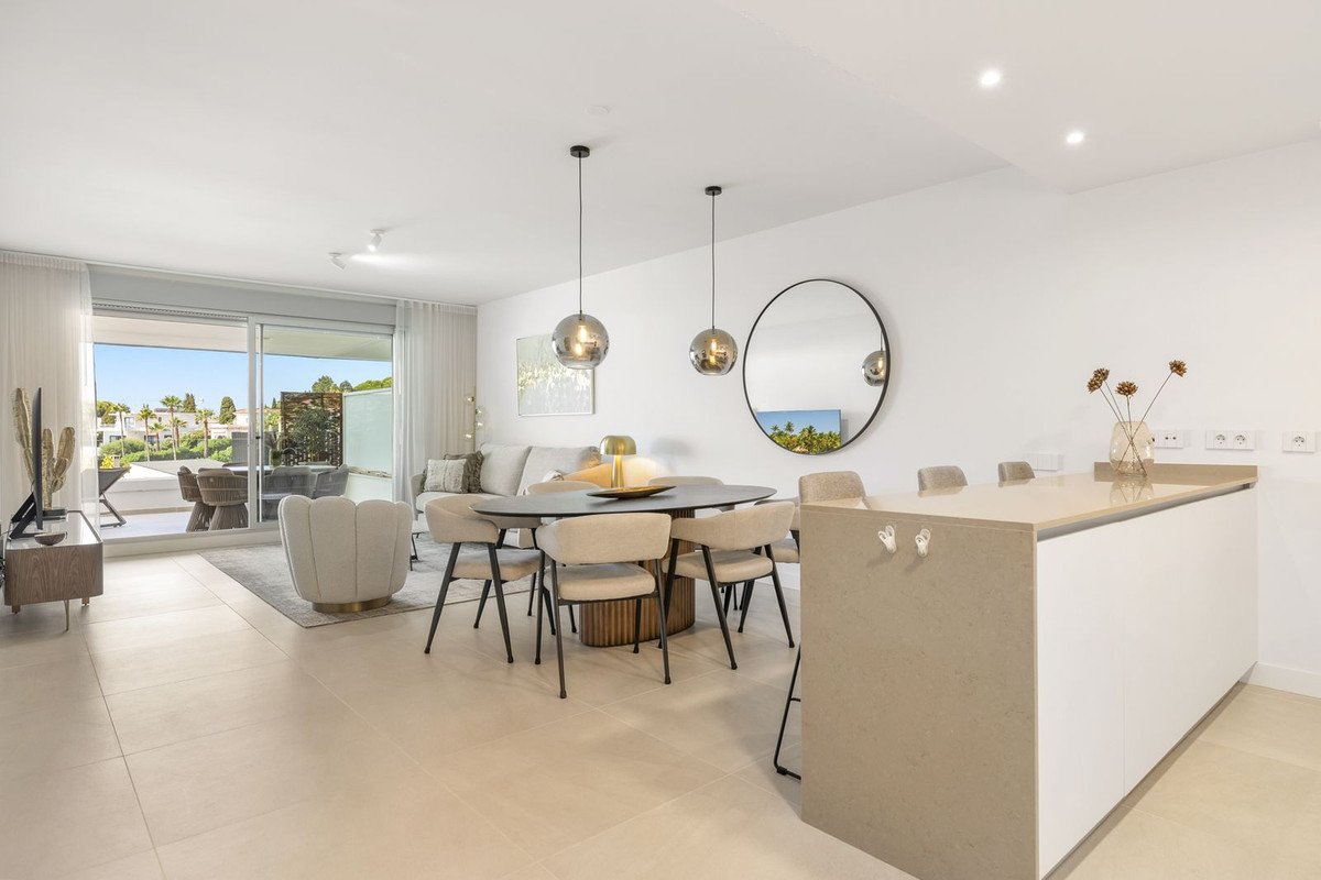 2 Bed Middle Floor Apartment in Estepona