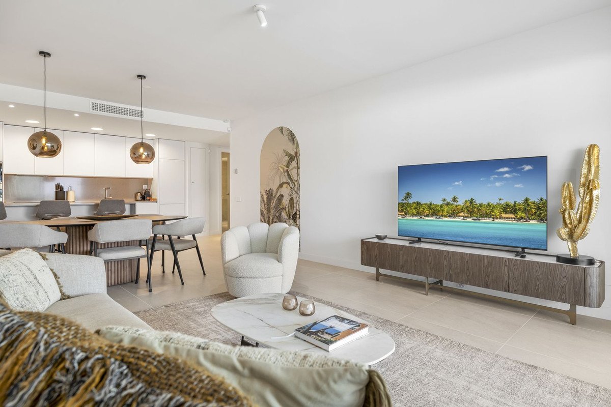 2 Bed Middle Floor Apartment in Estepona