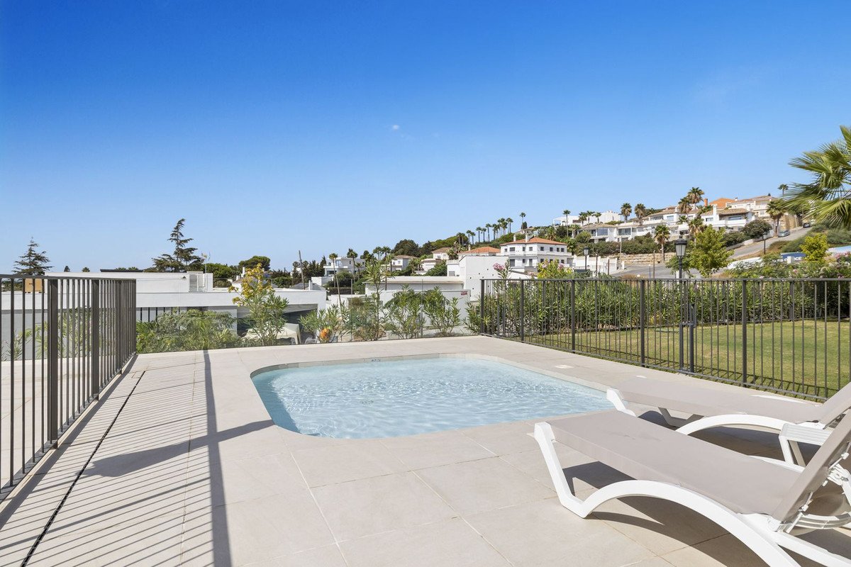 2 Bed Middle Floor Apartment in Estepona