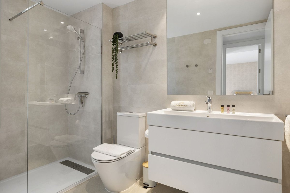 2 Bed Middle Floor Apartment in Estepona