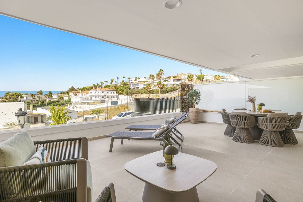 2 Bed Middle Floor Apartment in Estepona