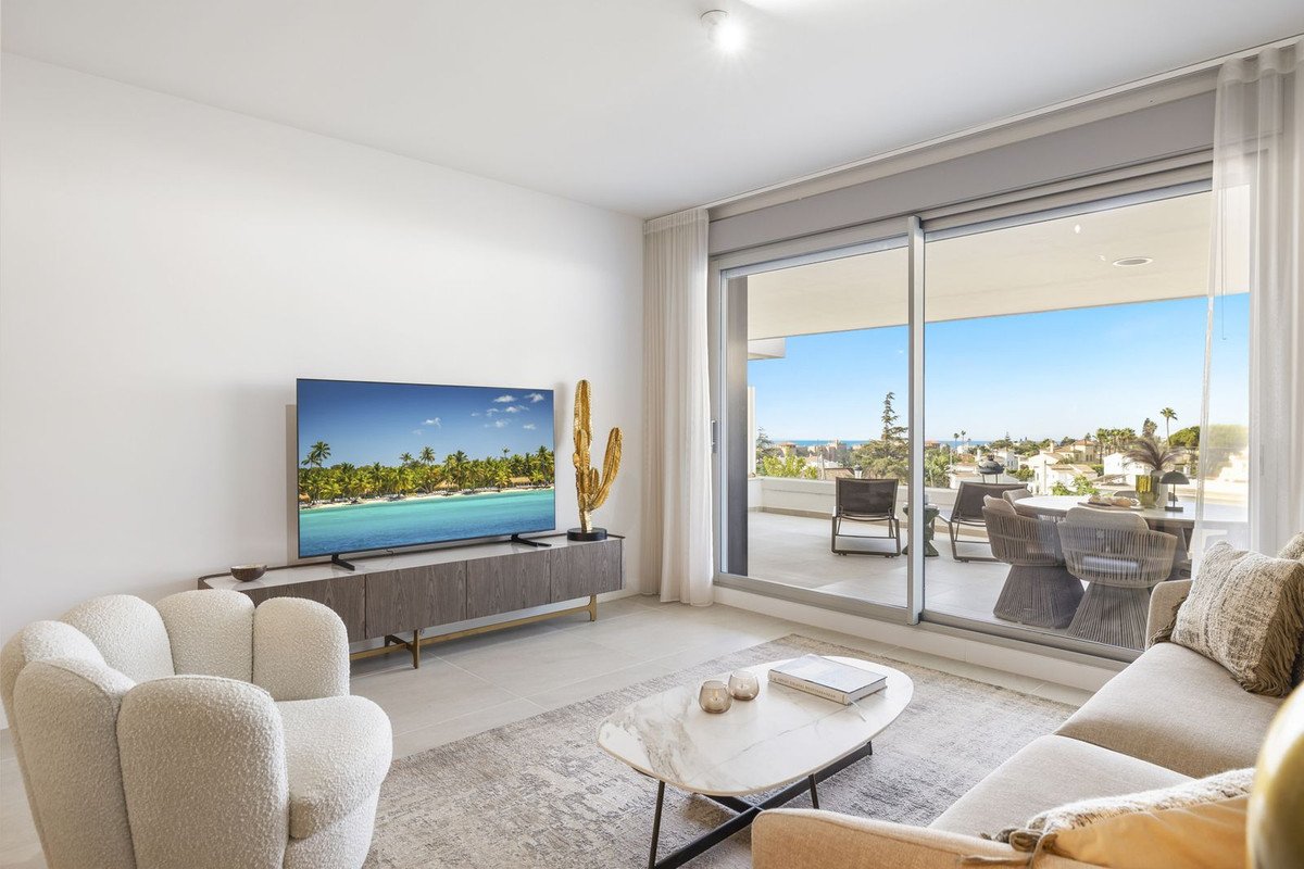 2 Bed Middle Floor Apartment in Estepona