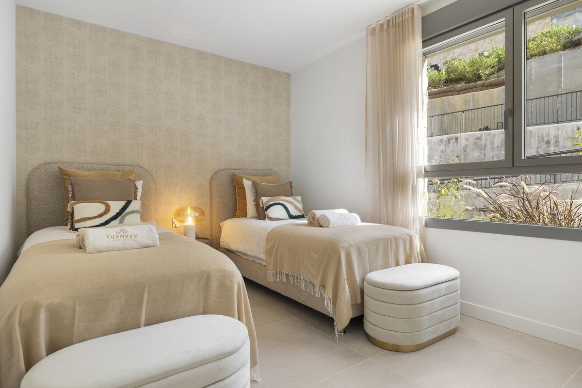 2 Bed Middle Floor Apartment in Estepona