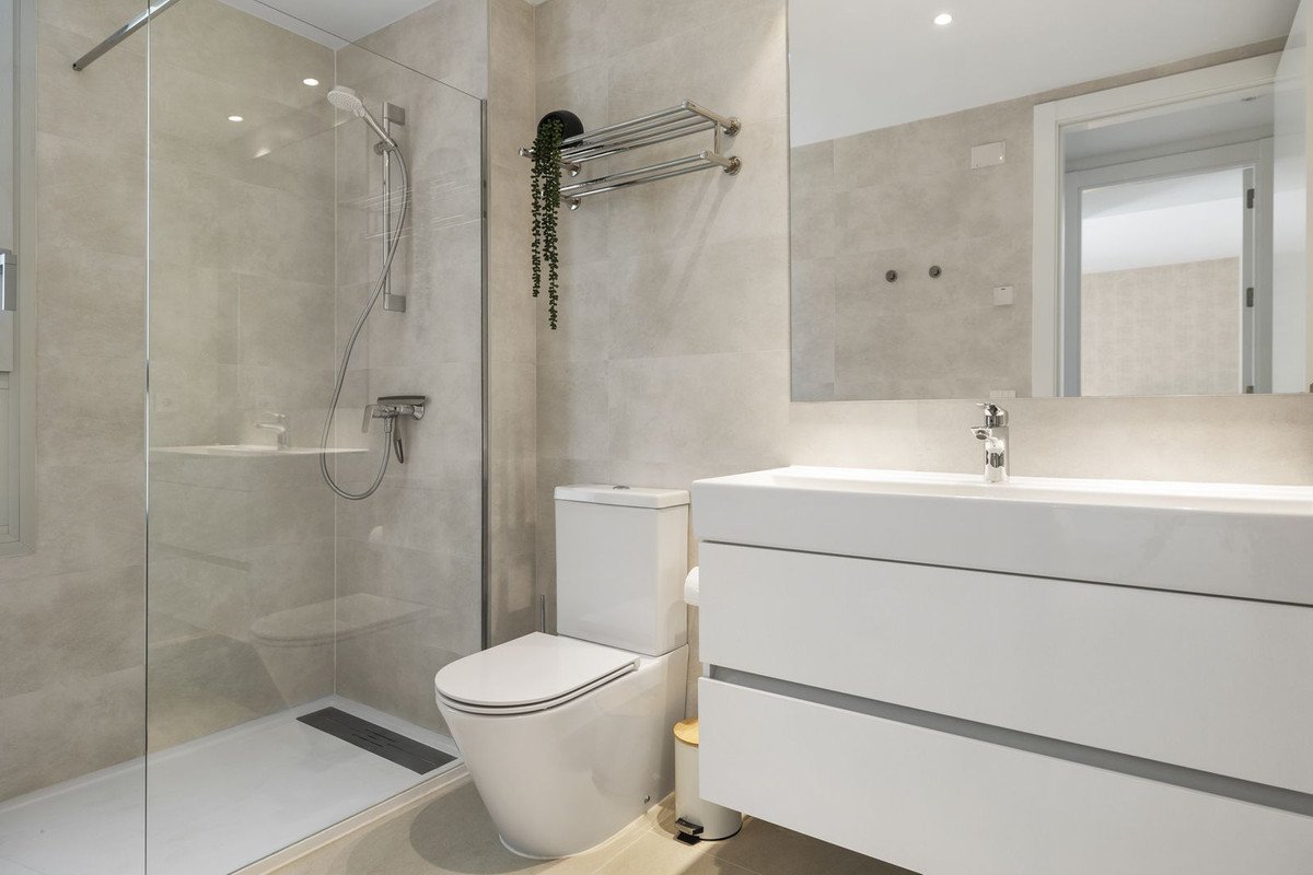 2 Bed Middle Floor Apartment in Estepona