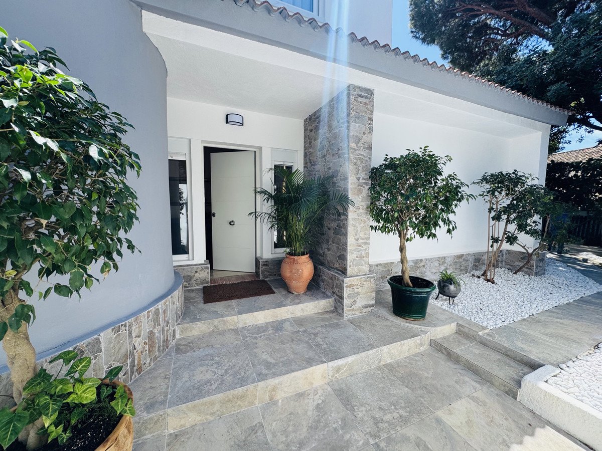 4 Bed Detached Villa in Elviria