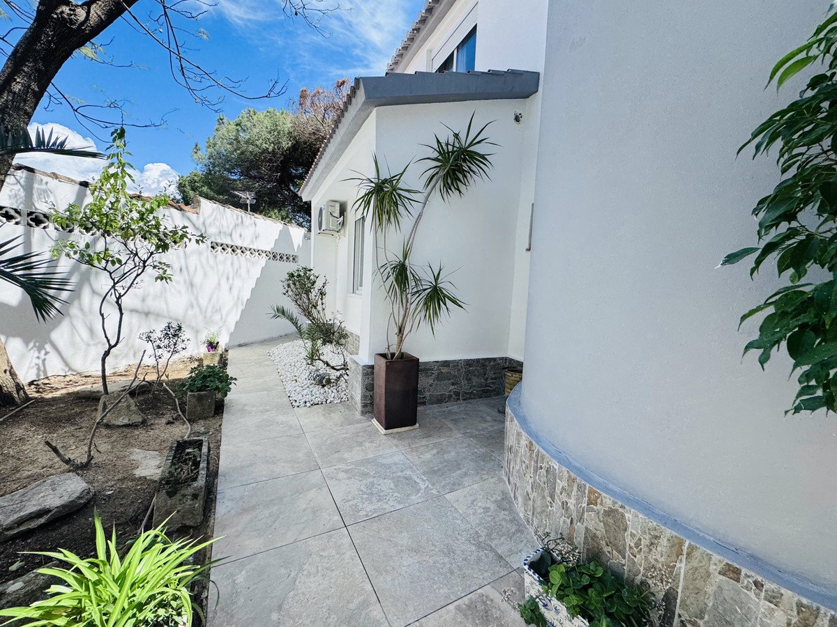 4 Bed Detached Villa in Elviria