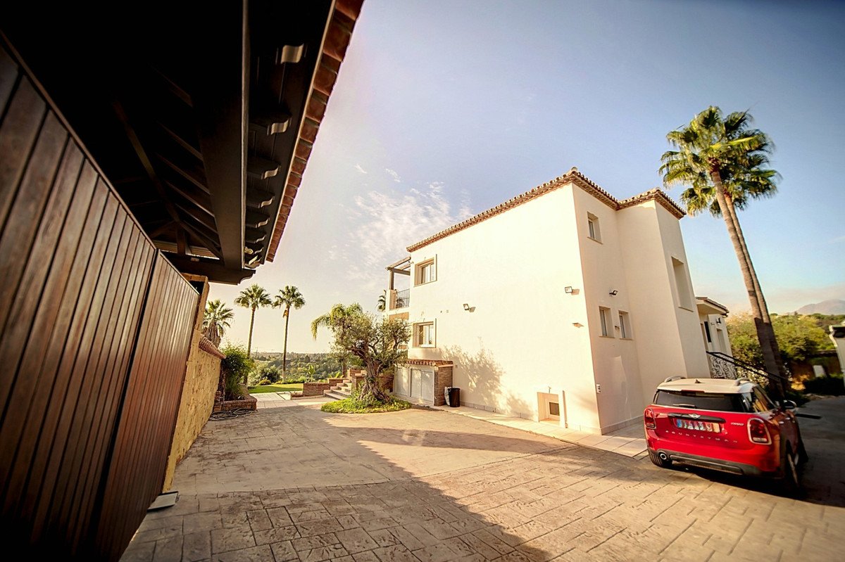 4 Bed Detached Villa in Estepona