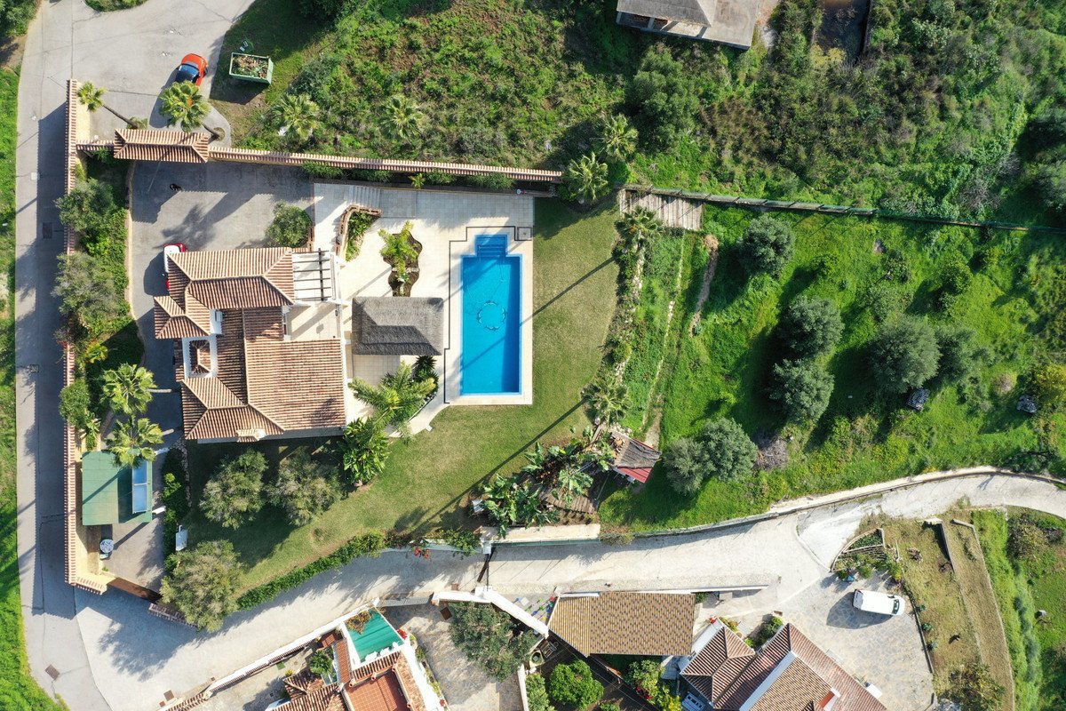 4 Bed Detached Villa in Estepona