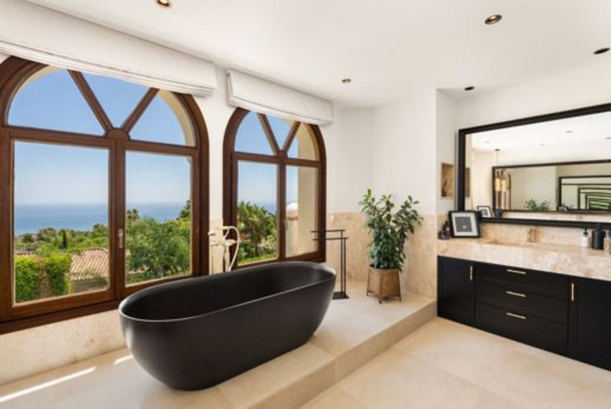 6 Bed Detached Villa in Sierra Blanca