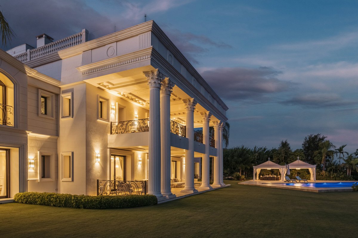 10 Bed Detached Villa in Sierra Blanca