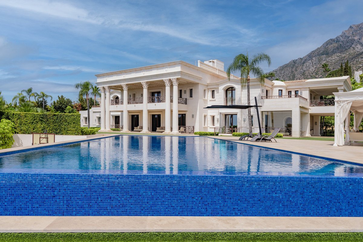 10 Bed Detached Villa in Sierra Blanca