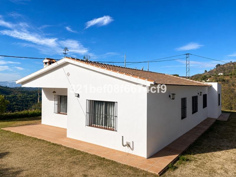 3 Bed Detached Villa in Montes de Málaga
