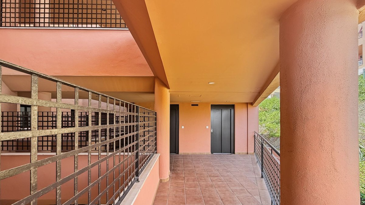 2 Bed Middle Floor Apartment in Mijas Costa