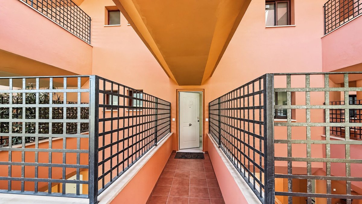 2 Bed Middle Floor Apartment in Mijas Costa