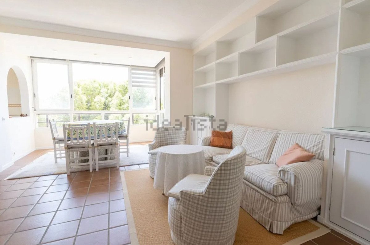 2 Bed Middle Floor Apartment in Nueva Andalucía