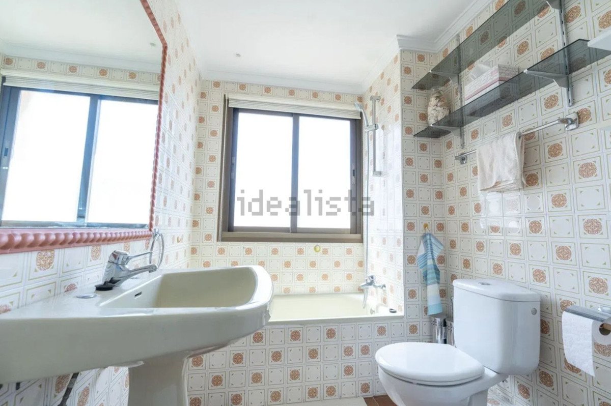 2 Bed Middle Floor Apartment in Nueva Andalucía