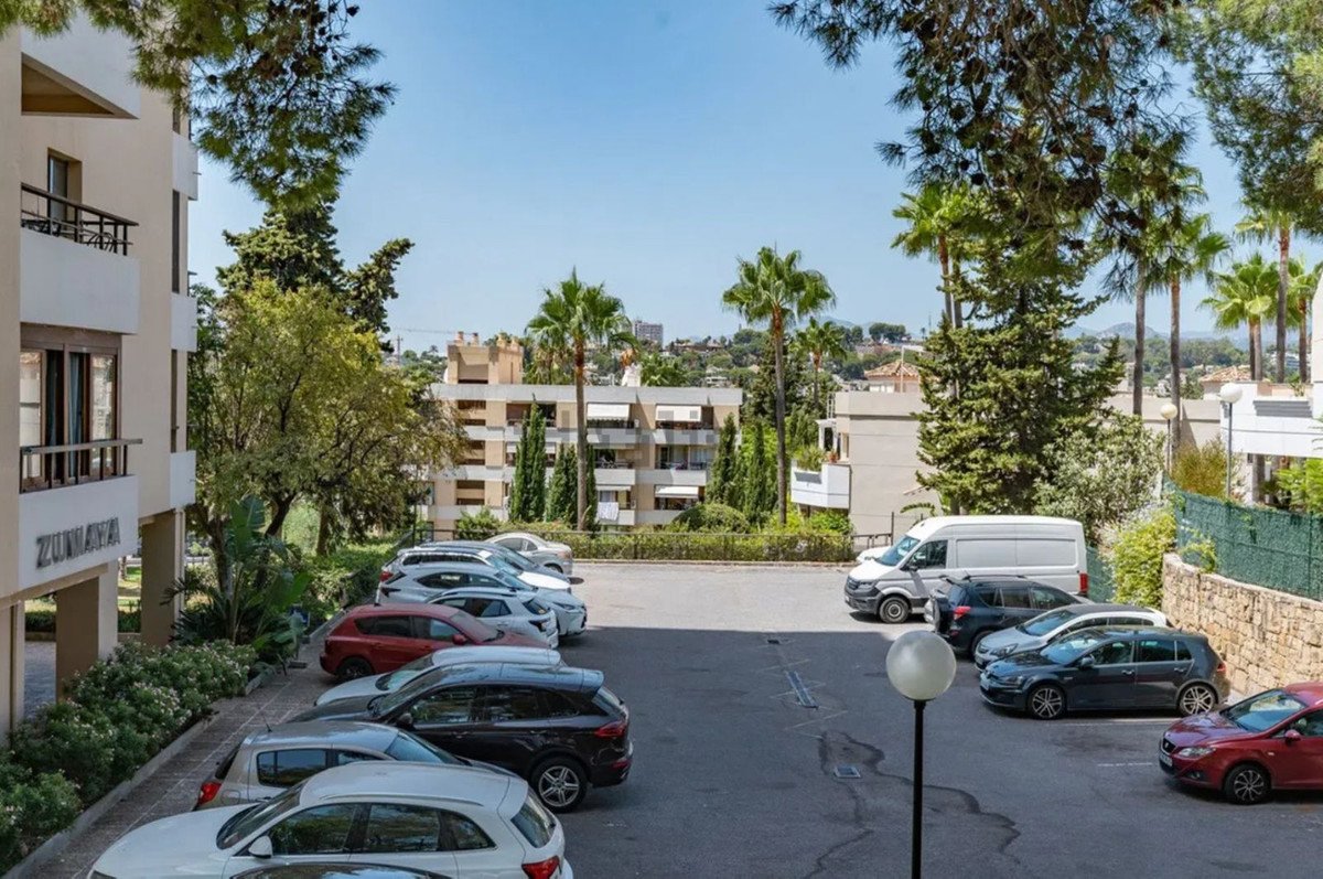 2 Bed Middle Floor Apartment in Nueva Andalucía