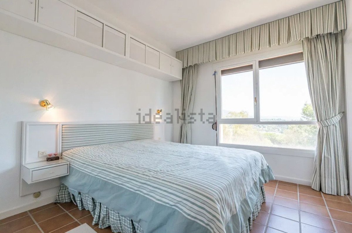 2 Bed Middle Floor Apartment in Nueva Andalucía