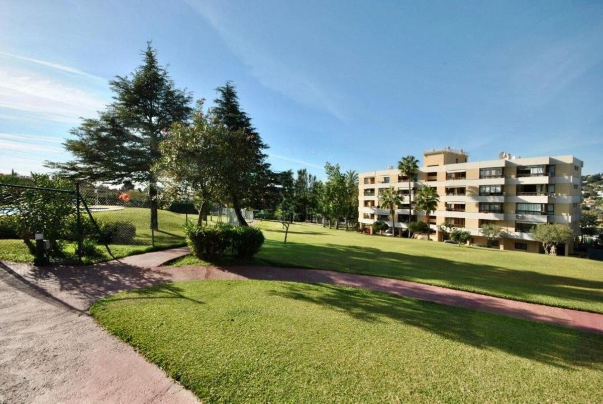 2 Bed Middle Floor Apartment in Nueva Andalucía