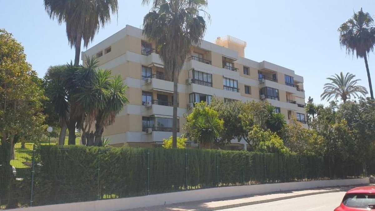 2 Bed Middle Floor Apartment in Nueva Andalucía