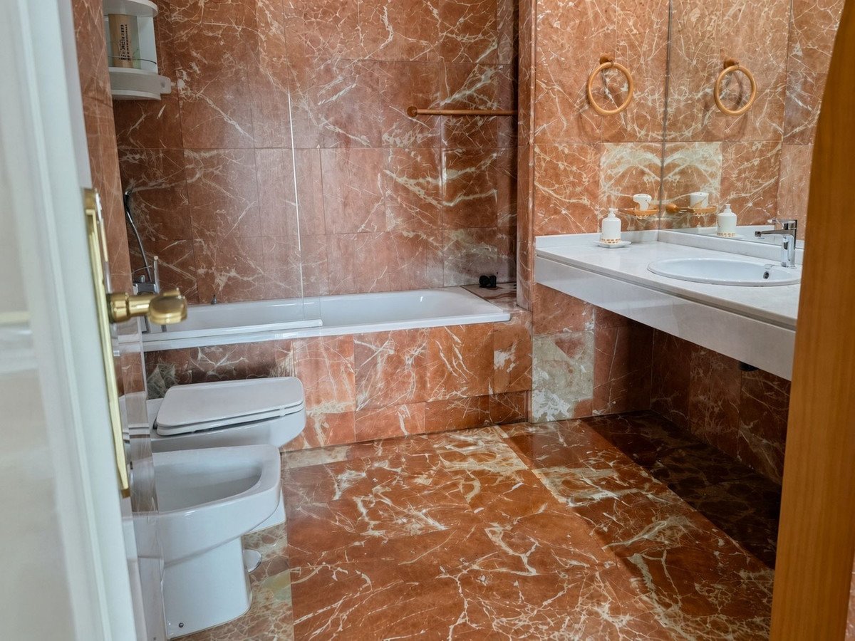 2 Bed Middle Floor Apartment in Estepona
