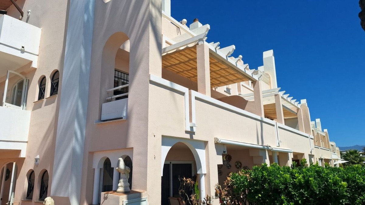 2 Bed Middle Floor Apartment in Estepona