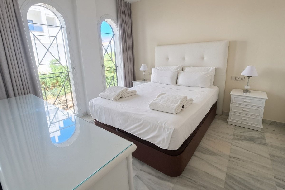 2 Bed Middle Floor Apartment in Estepona