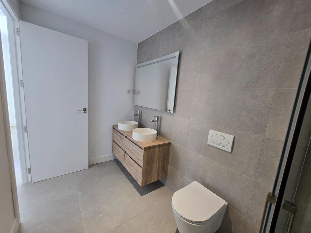 2 Bed Middle Floor Apartment in Fuengirola