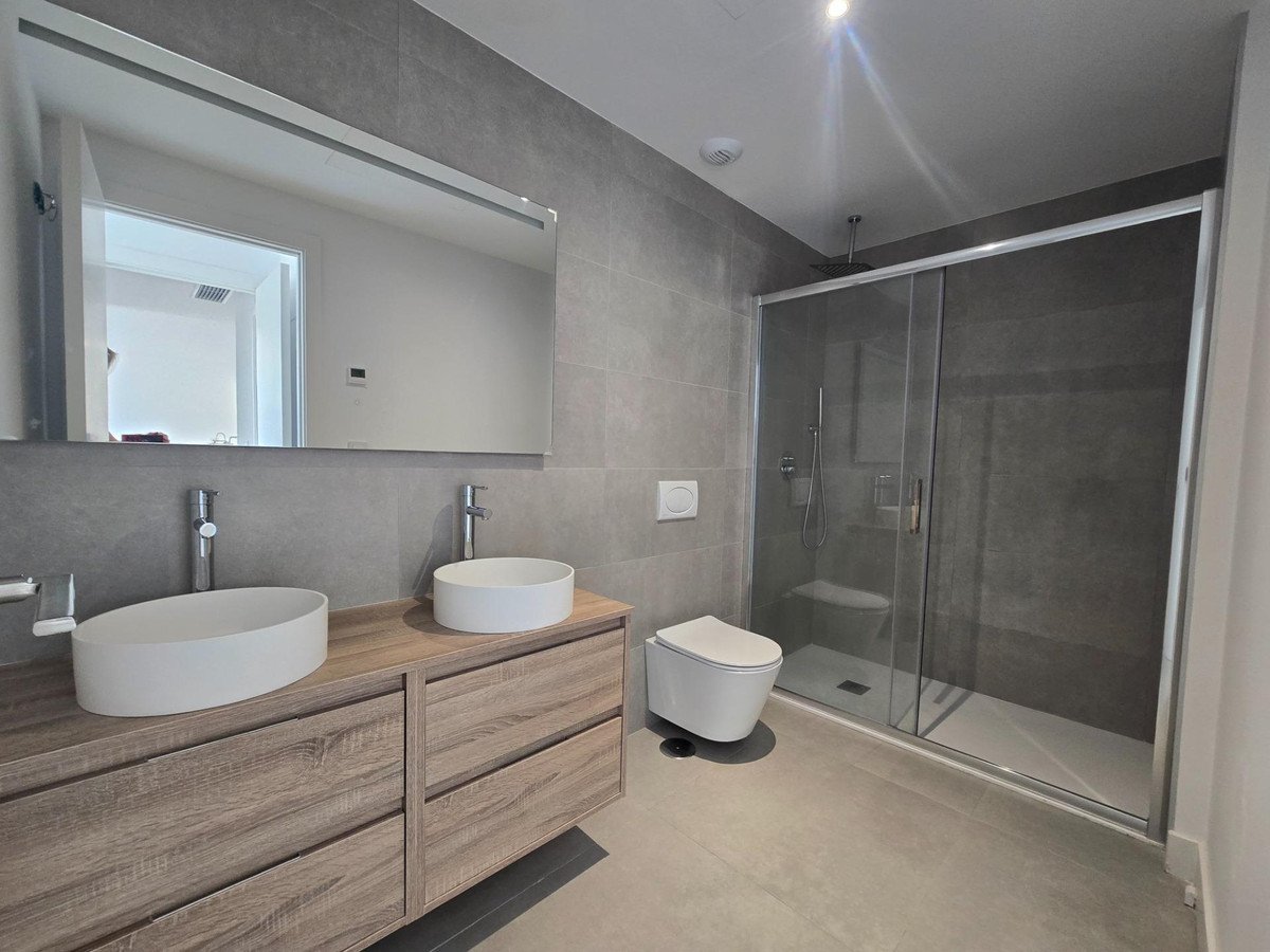 2 Bed Middle Floor Apartment in Fuengirola