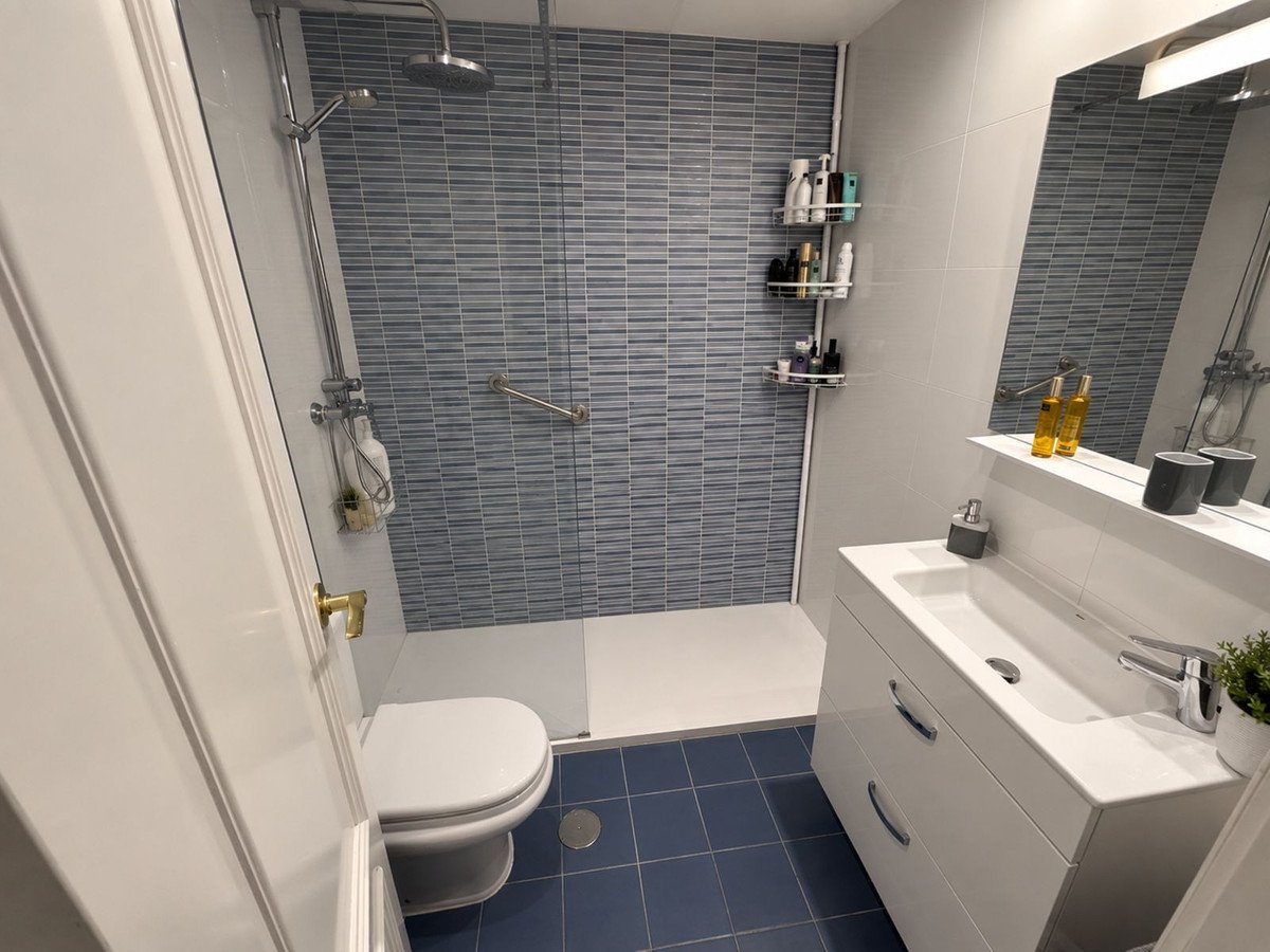 4 Bed Middle Floor Apartment in Estepona