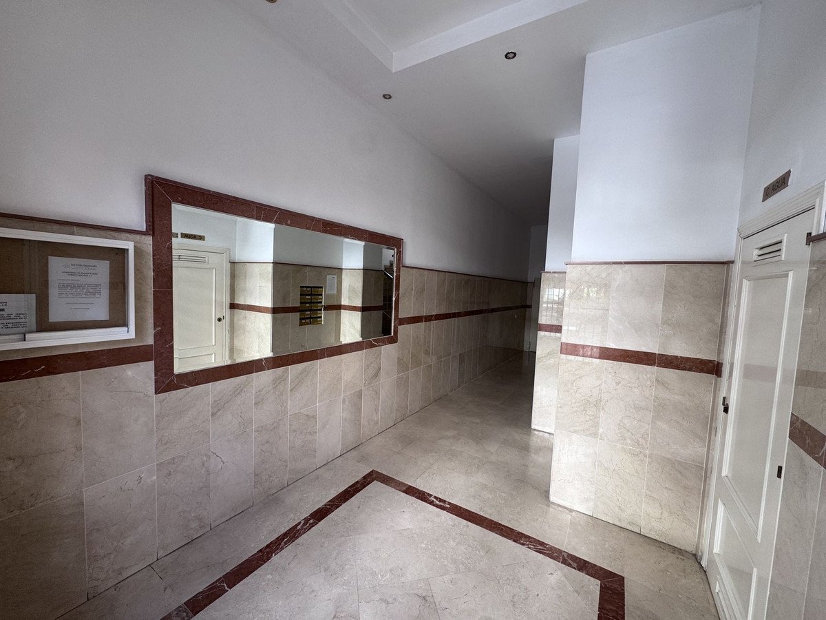 4 Bed Middle Floor Apartment in Estepona
