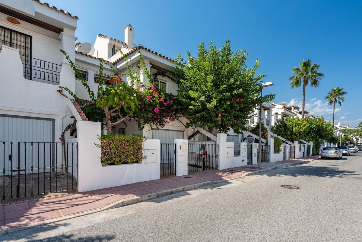 4 Bed Townhouse in Nueva Andalucía
