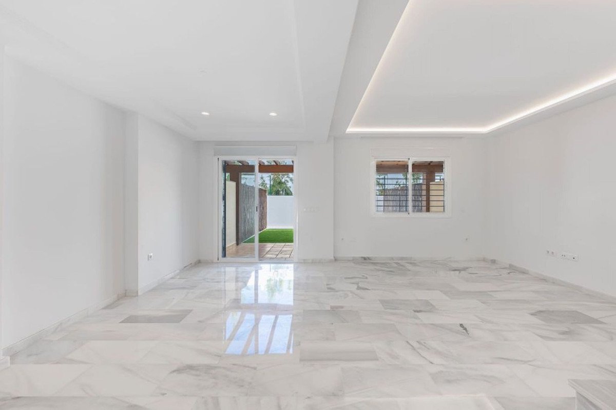 5 Bed Semi-Detached House in Calahonda