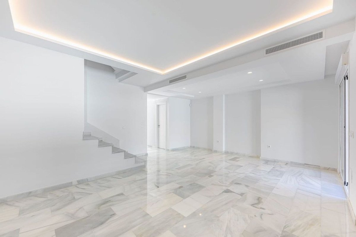 5 Bed Semi-Detached House in Calahonda