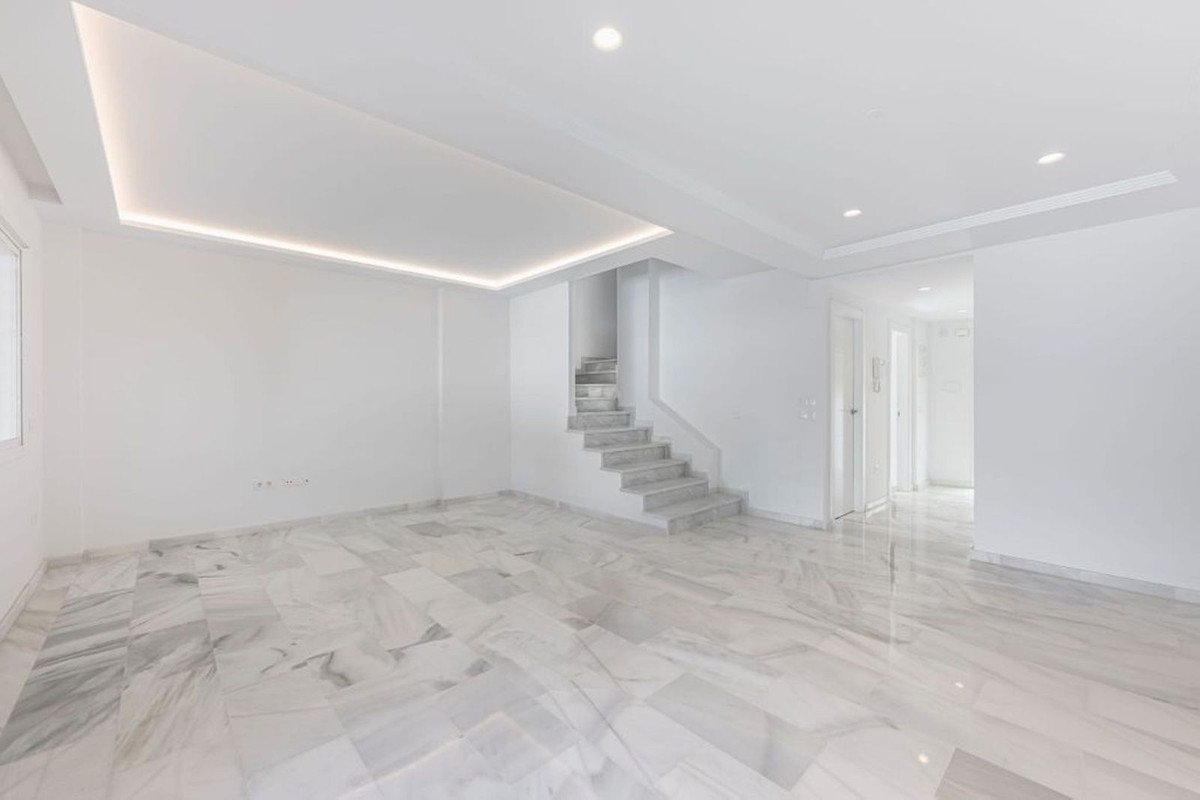 5 Bed Semi-Detached House in Calahonda