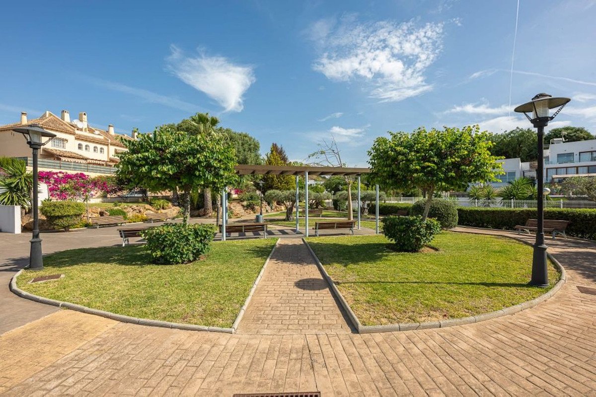 5 Bed Semi-Detached House in Calahonda