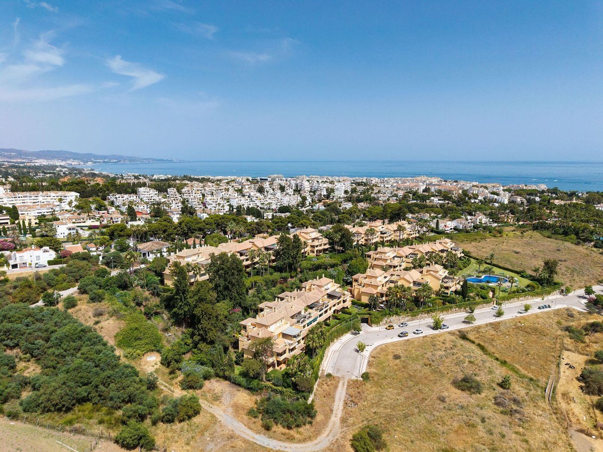 3 Bed Middle Floor Apartment in Nueva Andalucía