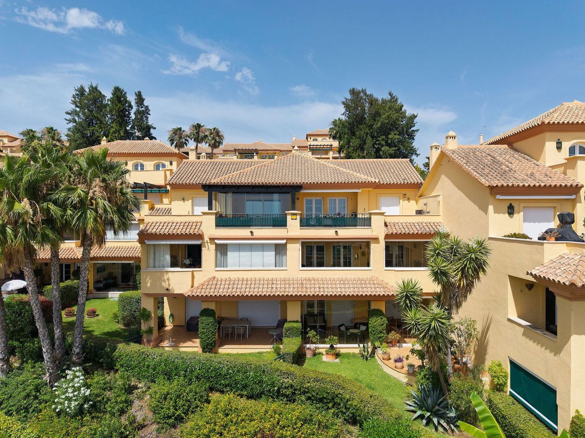 3 Bed Middle Floor Apartment in Nueva Andalucía