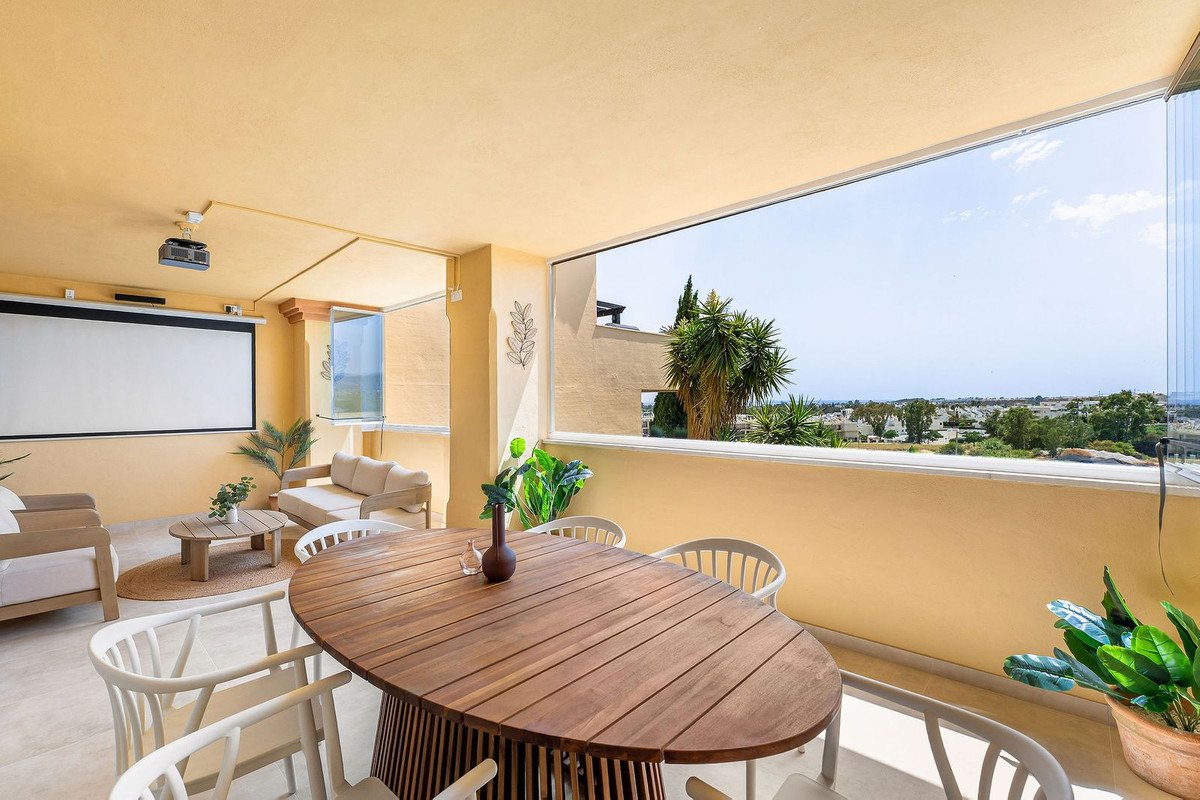 3 Bed Middle Floor Apartment in Nueva Andalucía