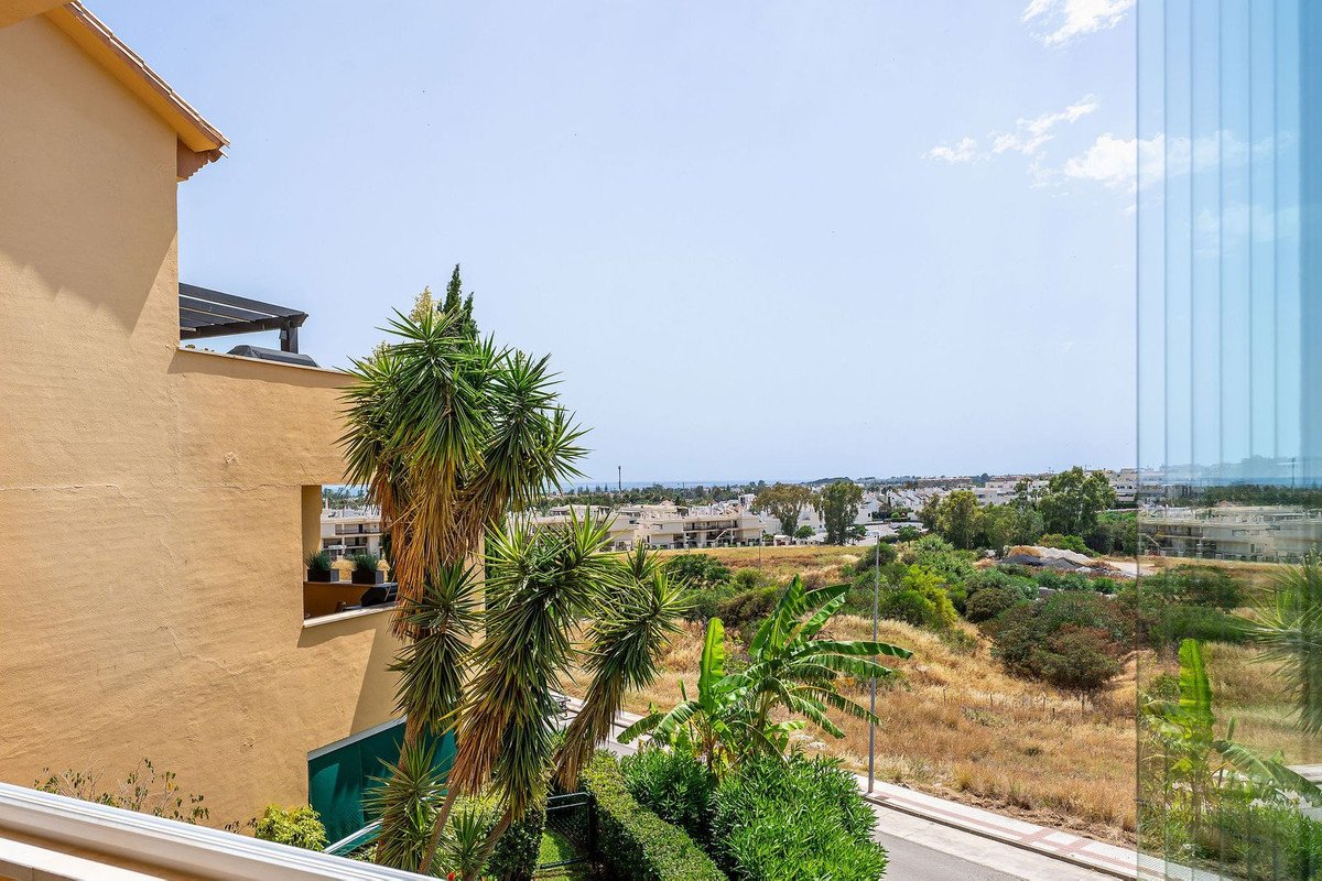 3 Bed Middle Floor Apartment in Nueva Andalucía